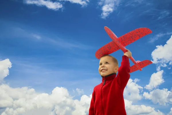 Mignon Garçon Joue Avec Avion Avec Ciel Bleu — Photo