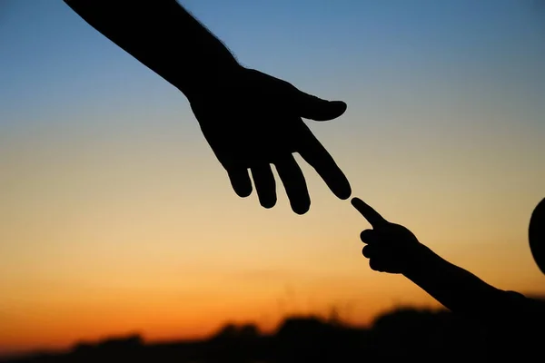 Silueta Rodiče Drží Ruku Malého Dítěte — Stock fotografie