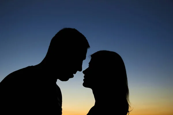 Silhouette Eines Schwangeren Verliebten Paares Bei Sonnenuntergang — Stockfoto