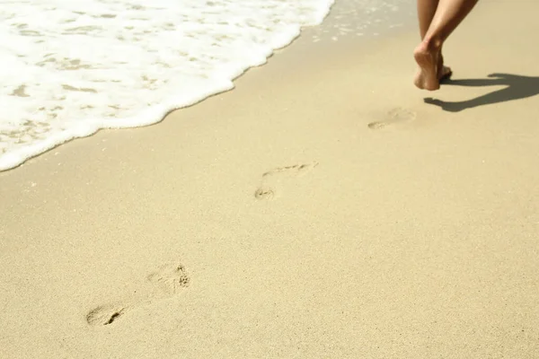 夏天在沙滩上的脚印 — 图库照片