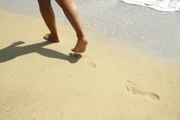 Empreintes Pas Féminines Dans Sable Sur Plage — Photo