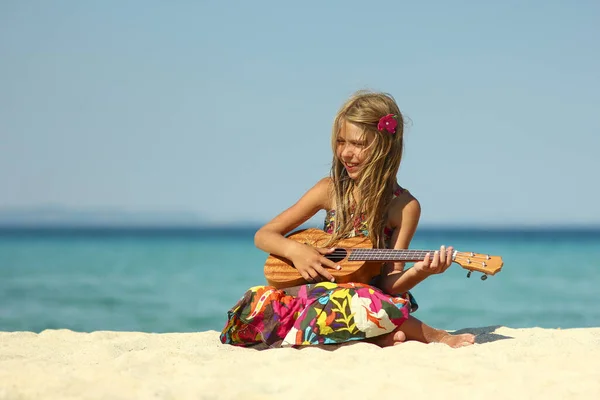 Dziewczynka Plaży Ukulele Lato — Zdjęcie stockowe