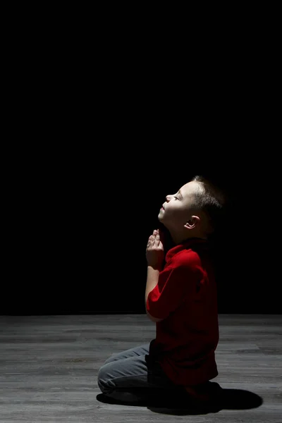 Pequeno Menino Agradável Rezar Escuro — Fotografia de Stock