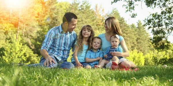 Příjemná Šťastná Rodina Hraje Přírodě — Stock fotografie