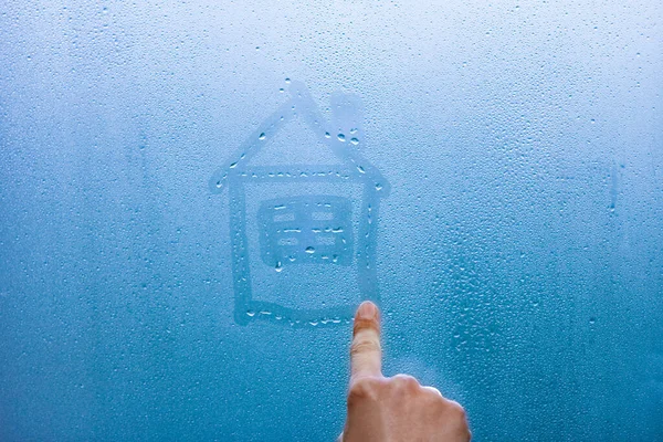 Рука Малює Будинок Скляному Вікні Фоном Крапель — стокове фото