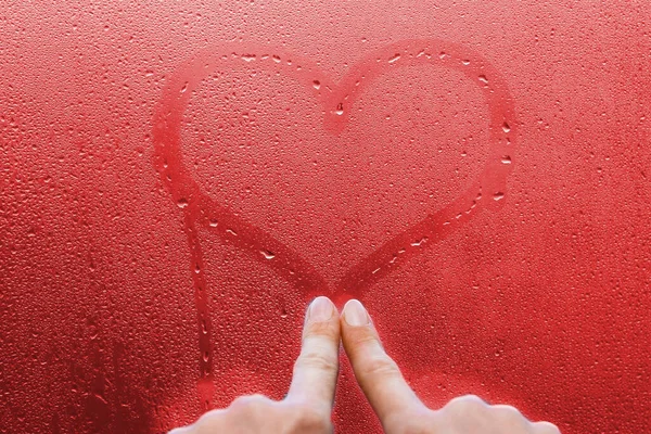 Mano Dibuja Corazón Una Ventana Cristal Con Gotas Fondo —  Fotos de Stock