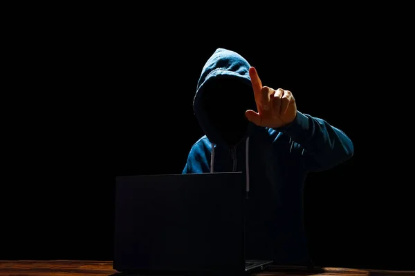 테이블에 랩탑을 해커가 시스템에 침입하다 — 스톡 사진