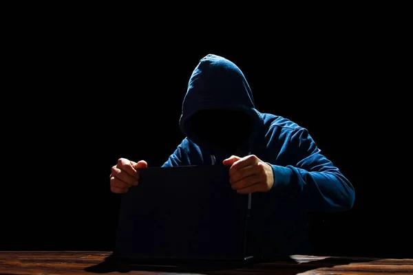 Хакер Ноутбуком Столом Врізається Систему — стокове фото