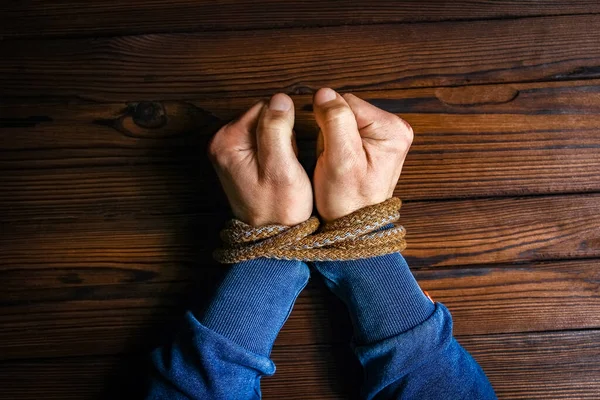 Hände Mit Einem Seil Auf Einem Hölzernen Hintergrund — Stockfoto