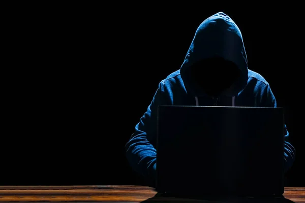 Hacker Con Portátil Mesa Rompe Sistema — Foto de Stock