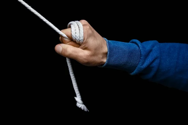 Mãos Com Uma Corda Fundo Preto — Fotografia de Stock