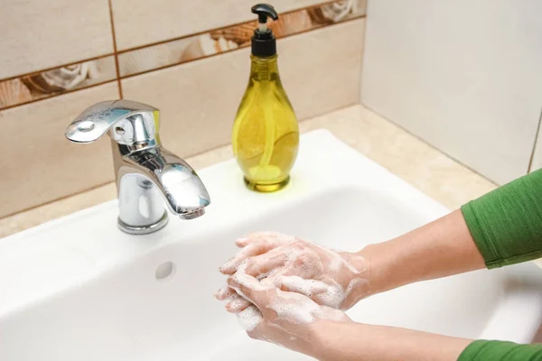 Handen Wassen Met Zeep Onder Kraan Met Water — Stockfoto