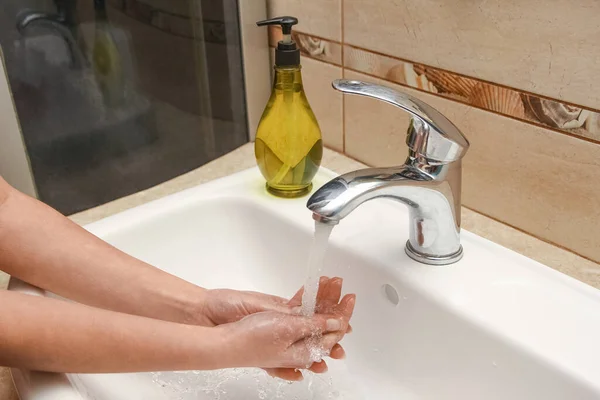 Hände Mit Seife Unter Dem Wasserhahn Mit Wasser Waschen — Stockfoto