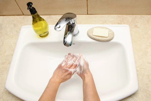 Tvätta Händerna Med Tvål Kranen Med Vatten — Stockfoto