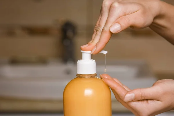 Hände Mit Seife Unter Dem Wasserhahn Mit Wasser Waschen — Stockfoto