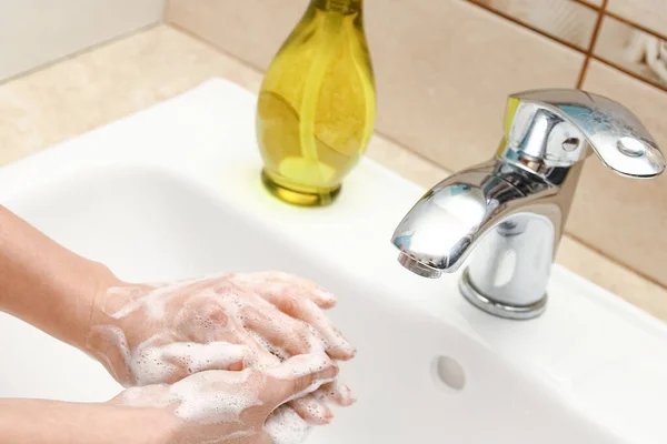 Lavarse Las Manos Con Jabón Debajo Del Grifo Con Agua — Foto de Stock