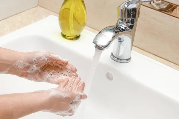 Lavarsi Mani Con Sapone Sotto Rubinetto Con Acqua — Foto Stock