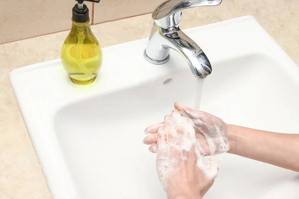 Handen Wassen Met Zeep Onder Kraan Met Water — Stockfoto