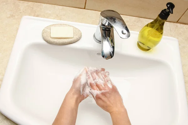 Hände Mit Seife Unter Dem Wasserhahn Mit Wasser Waschen — Stockfoto