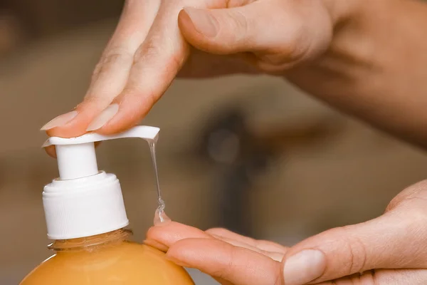 Laver Les Mains Avec Savon Sous Robinet Avec Eau — Photo