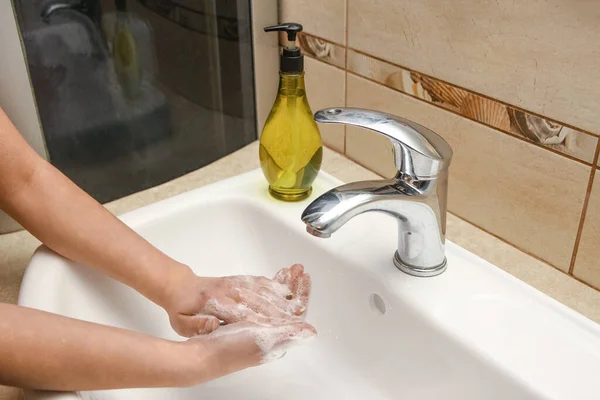 Hände Mit Seife Unter Dem Wasserhahn Mit Wasser Waschen — Stockfoto