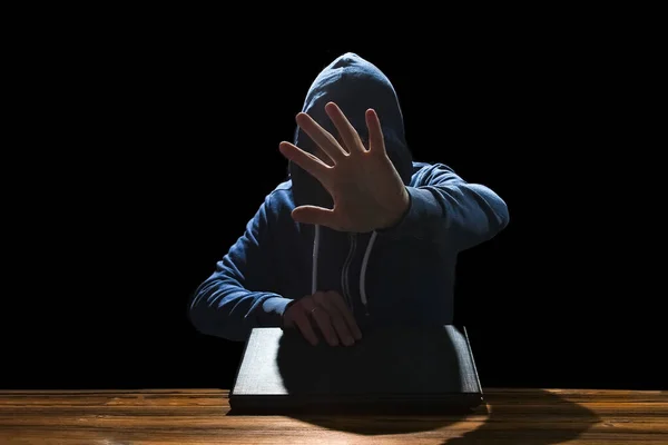 Hacker Com Homem Computador Sentado Uma Mesa Capuz — Fotografia de Stock