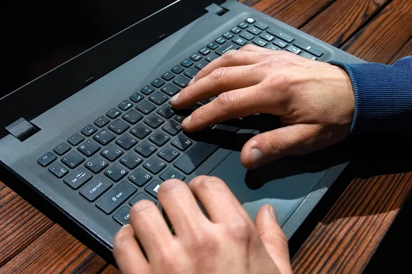 Hacker Com Homem Computador Sentado Uma Mesa Capuz — Fotografia de Stock