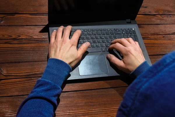 Hacker Com Homem Computador Sentado Uma Mesa Capuz — Fotografia de Stock