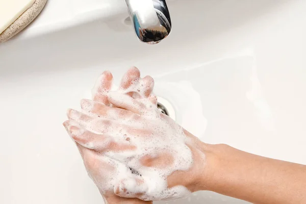 Lavarse Las Manos Con Jabón Debajo Del Grifo Con Agua —  Fotos de Stock