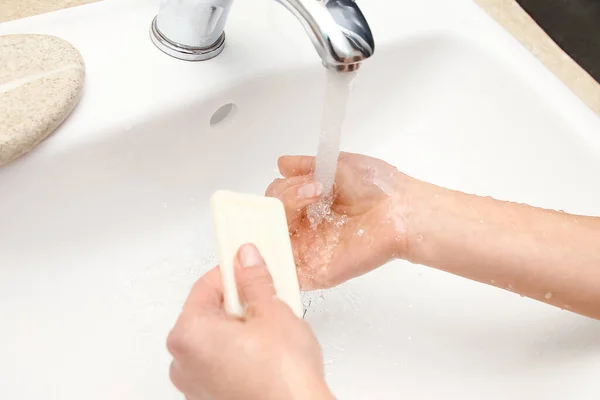 Lavarse Las Manos Con Jabón Debajo Del Grifo Con Agua — Foto de Stock