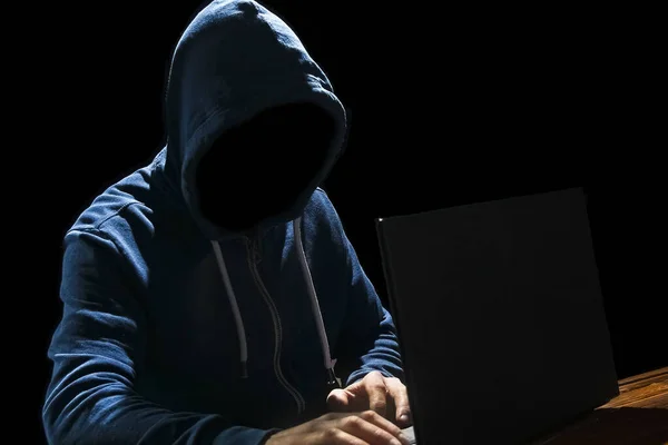 Hacker Τον Άνθρωπο Υπολογιστή Κάθεται Ένα Τραπέζι Μια Κουκούλα — Φωτογραφία Αρχείου