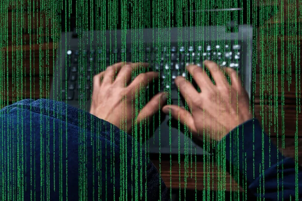 Hacker Con Laptop Codice Binario Astratto — Foto Stock