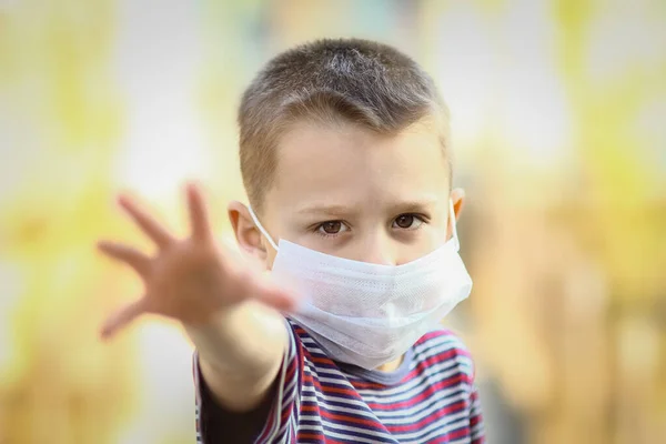 Coronavirus Und Luftverschmutzung Pm2 Konzept Europäischer Kleiner Junge Trägt Maske — Stockfoto