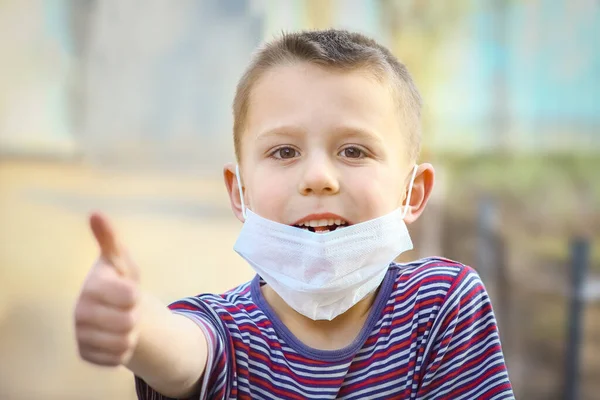 Koronavirüs Hava Yüzünden Maskeli Çocuk Avrupa Daki Virüsten Hava Kirliliğine — Stok fotoğraf