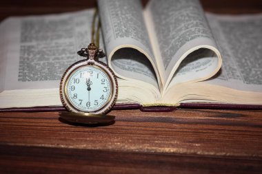 cep saati ve kitap arkaplanı