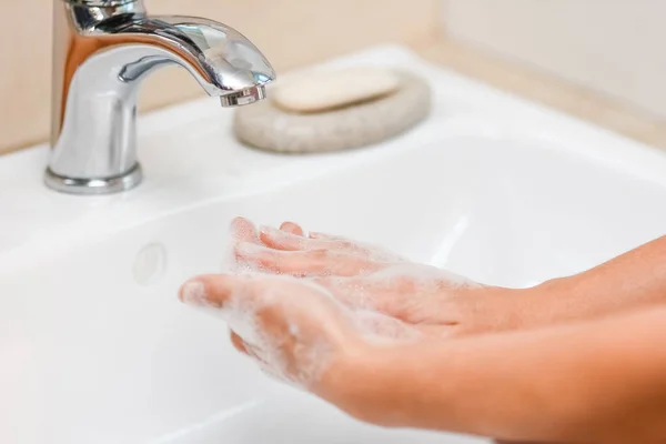 Mytí Rukou Mýdlem Pod Kohoutkem Vodou — Stock fotografie