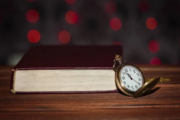 Zakhorloge Met Boek Achtergrond — Stockfoto