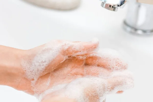 Πλένει Χέρια Σαπούνι Κάτω Από Βρύση Νερό — Φωτογραφία Αρχείου