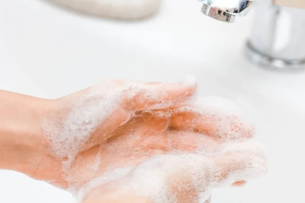 Laver Les Mains Avec Savon Sous Robinet Avec Eau — Photo