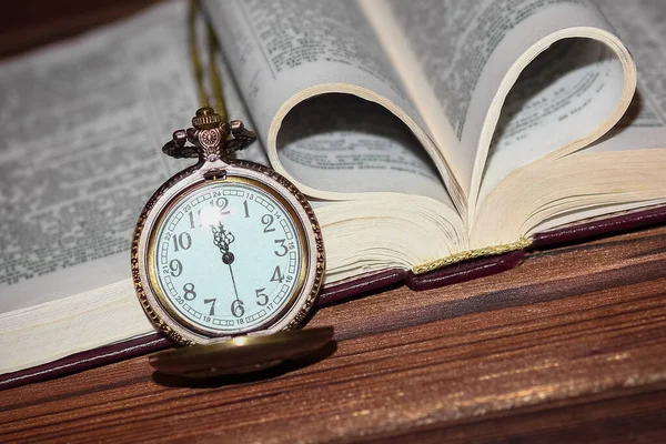 Zakhorloge Met Boek Achtergrond — Stockfoto