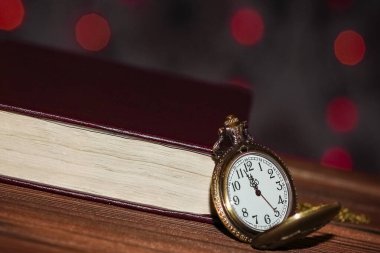 cep saati ve kitap arkaplanı