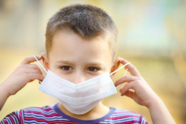 Koronavirüs ve hava yüzünden maskeli çocuk. Avrupa 'daki virüsten 2,5 hava kirliliğine karşı korunma