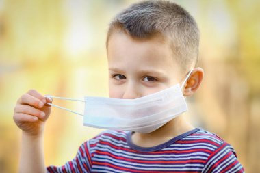 Koronavirüs ve hava yüzünden maskeli çocuk. Avrupa 'daki virüsten 2,5 hava kirliliğine karşı korunma