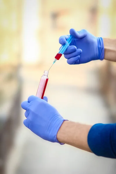 Nelle Mani Una Provetta Con Sangue Analisi Del Virus Covid — Foto Stock