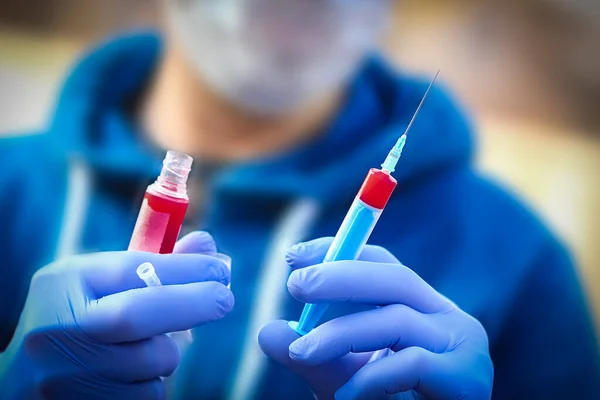 人の手の中のコロナウイルス血液検査2019 2020 クラウンウイルス発生 流行性ウイルス呼吸器症候群 — ストック写真