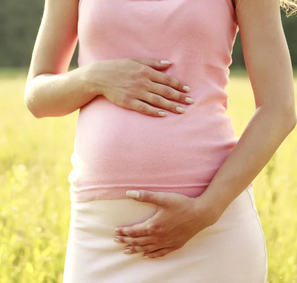 Mooie Buik Van Een Zwangere Vrouw Natuur — Stockfoto