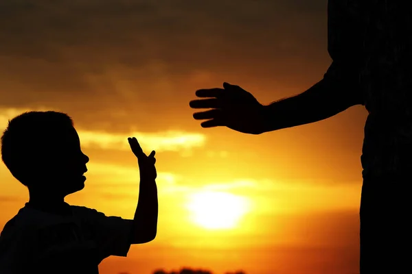 Silhouette Der Der Elternteil Die Hand Eines Kleinen Kindes Hält — Stockfoto