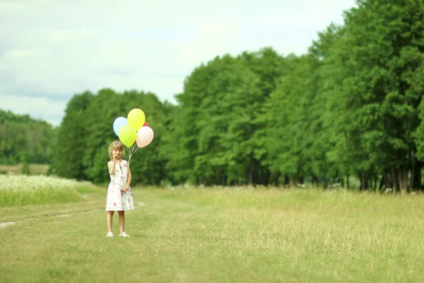 Ein Kleines Kind Mit Luftballons — Stockfoto