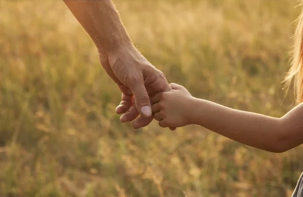 Rodzic Trzyma Rękę Małe Dziecko — Zdjęcie stockowe