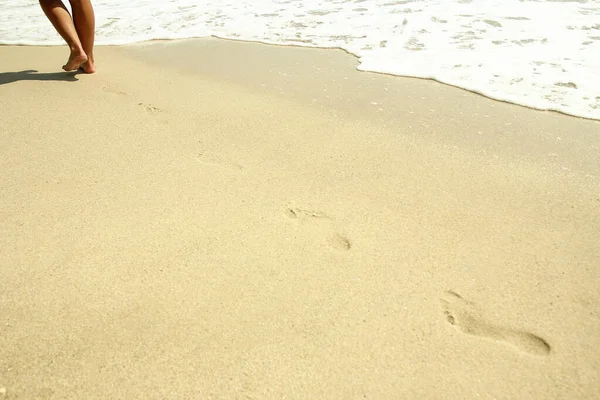 Pegadas Femininas Areia Praia — Fotografia de Stock